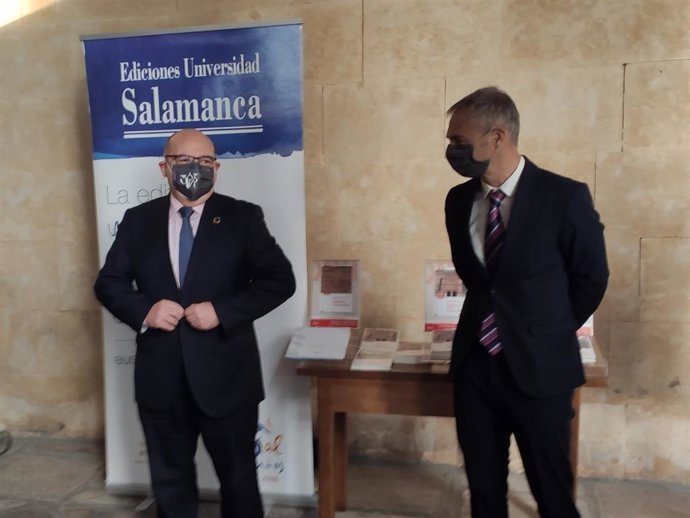 El secretario general de Universidades, José Manuel Pingarrón (i), junto al rector de la USAL, Ricardo Rivero.