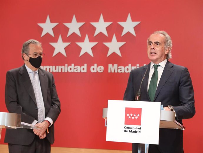 El consejero de Educación y Juventud y portavoz del Gobierno de la Comunidad de Madrid, Enrique Ossorio y el consejero de Sanidad