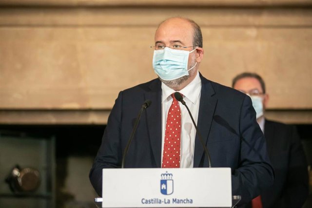 El vicepresidente del Gobierno de Castilla-La Mancha, José Luis Martínez Guijarro, informa sobre la acción del Gobierno regional