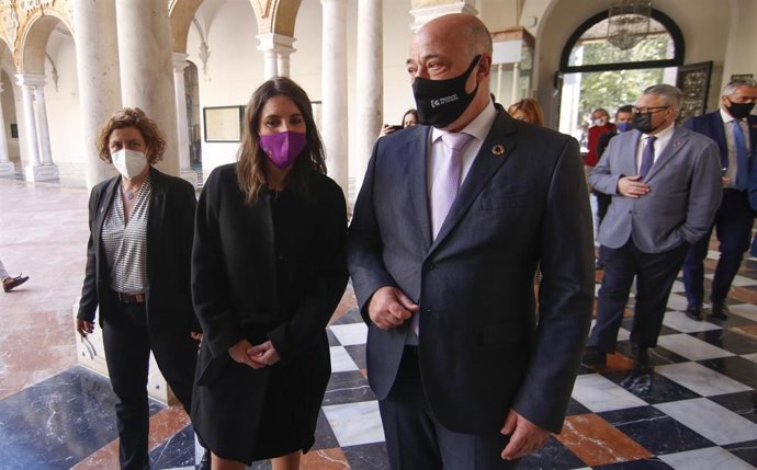 Irene Montero (centro), junto a Antonio Ruiz (dcha.), en la Diputación de Córdoba.