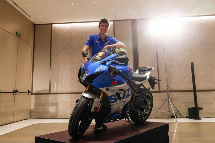Archivo - Joan Mir posa con la Suzuki con la que se proclamó campeón del mundo de MotoGP en 2020