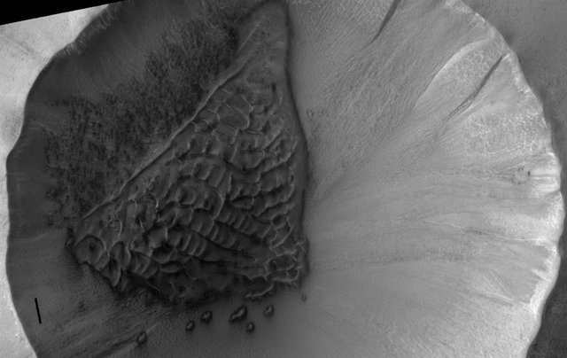 Cráter helado con un campo de dunas en su interior