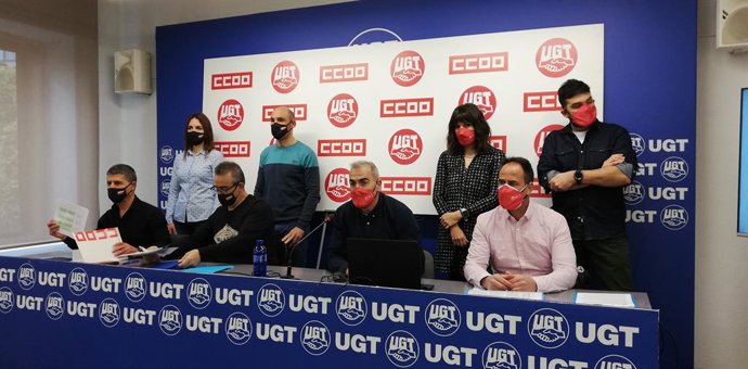 (En el centro): Eugenio Duque, CCOO; y Alfredo Morales (UGT), presidente del comité de empresa de VW Navarra.