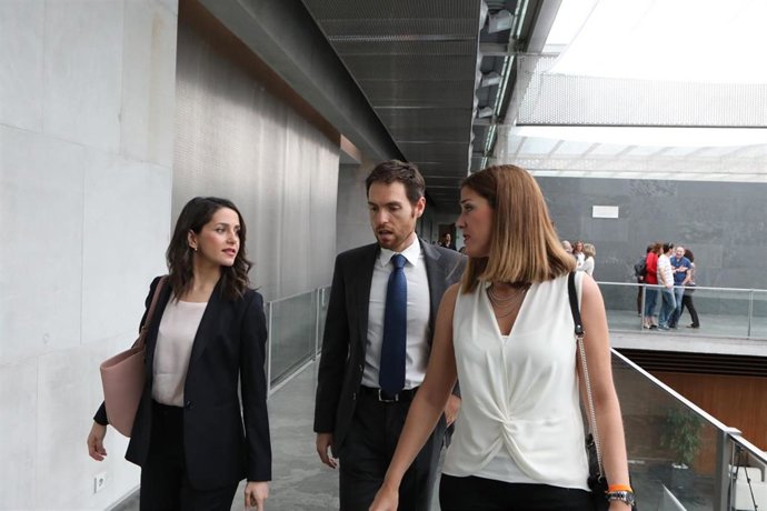 Archivo - La presidenta de Ciudadanos, Inés Arrimadas, en el Parlamento de Navarra con Sergio Sayas (Navarra Suma) y la exsenadora de Cs Ruth Goñi.