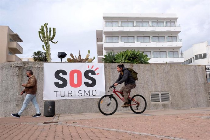 Archivo - Un cartel de la campaña  "SOS Turismo", en Mallorca.