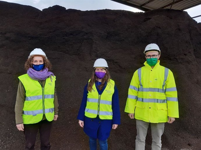 La directora insular de Residuos, Patricia Arbona, la vicepresidetna y consellera de Sostenibilidad y Medio Ambiente, Aurora Ribot, y el director general de Tirme, Rafael Guinea.