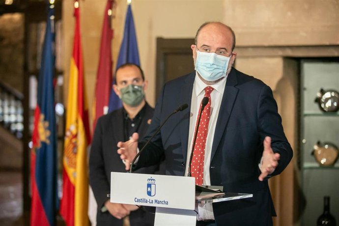 El vicepresidente del Gobierno de Castilla-La Mancha, José Luis Martínez Guijarro, informa sobre la acción del Gobierno regional