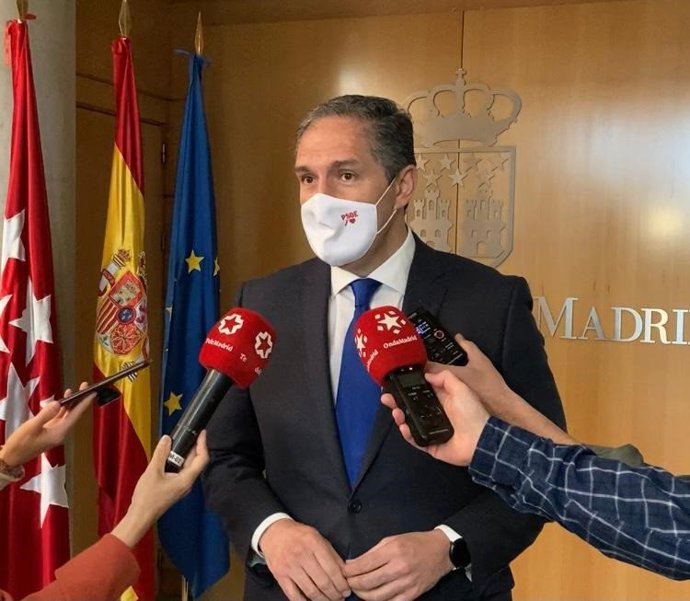El portavoz adjunto del PSOE en la Asamblea de Madrid, José Cepeda, en los pasillos de la Asamblea de Madrid
