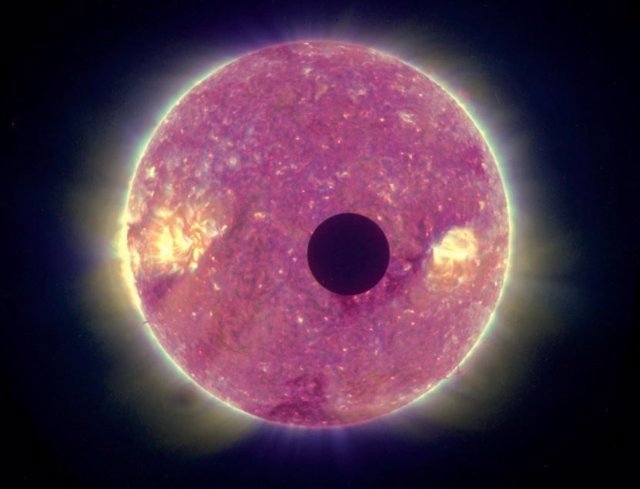 Una imagen de 2007 de la nave espacial STEREO B construida por APL de la Luna cruzando frente al Sol.