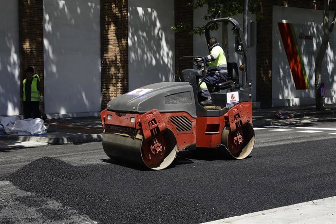 Archivo - Un operario trabaja con una máquina apisonadora en la renovación del pavimento.