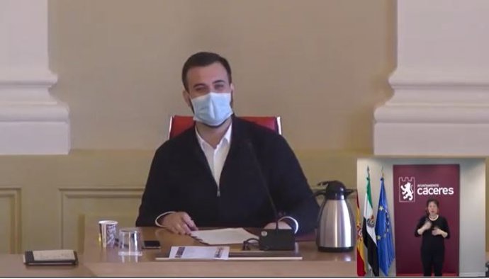 El alcalde de Cáceres, Luis Salaya, durante el Pleno ordinario del mes de marzo que se ha celebrado este jueves