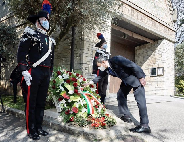 Mario Draghi homenajea a las víctimas del coronavirus en Bérgamo