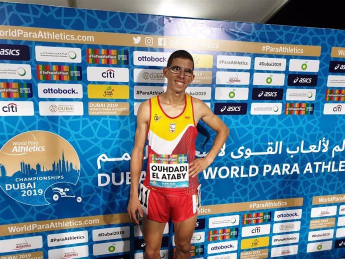 Archivo - El atleta paralímpico español Yassine Ouhdadi tras proclamarse subcampeón del mundo de 5.000 m en 2019