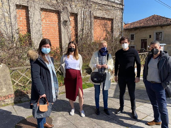 Visita de la portavoz de Vox enOviedo, Cristina Coto, y miembros del partido, a La Manjoya.