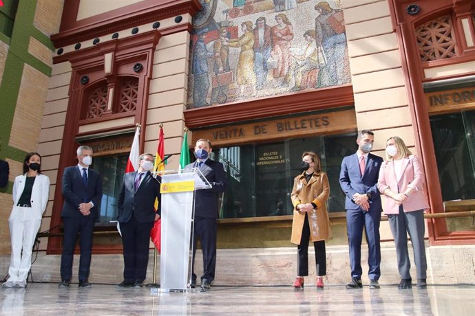El ministro José Luis Ábalos interviene en la estación histórica del tren en Almería