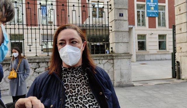 La secretaria general de Satse en Castilla y León, Mercedes Gago, a las puertas de la Consejería de Sanidad.