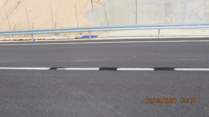 Línea de la carretera pintada con spray.