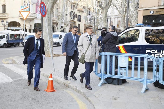 Archivo - El juez Manuel Penalva y el fiscal Miguel Ángel Subirán, a su llegada a la Audiencia de Baleares en febrero del año pasado.