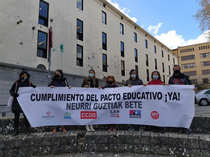 Concentración frente al Departamento de Educación de los sindicatos firmantes del pacto educativo