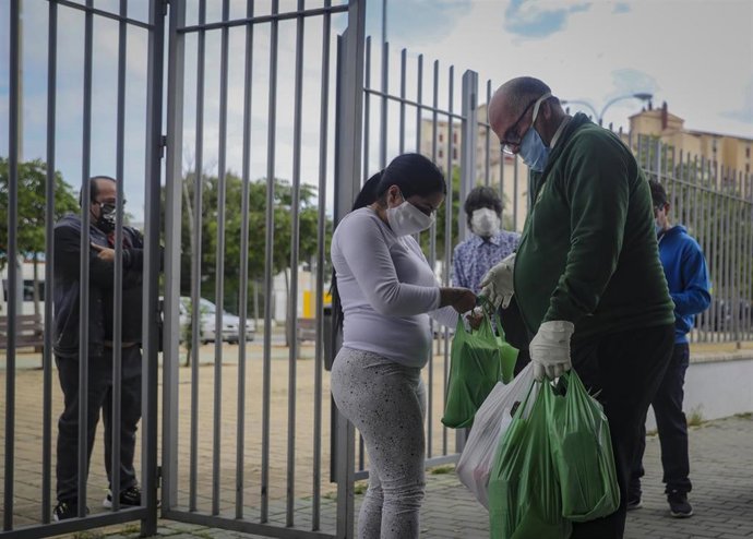 Archivo - Entrega solidaria de alimentos en el Polígono Sur