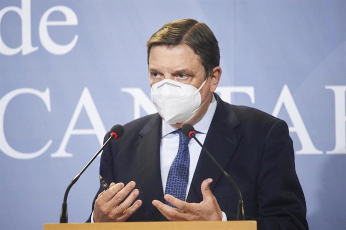 Archivo - El ministro de Agricultura, Luis Planas, interviene en una rueda de prensa  