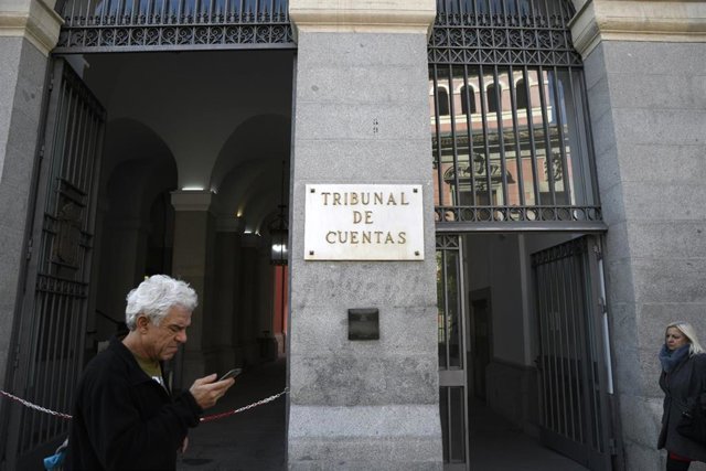 Archivo - Un hombre pasa por la puerta principal del edificio del Tribunal de Cuentas en la Calle Fuecarral , número 81 de Madrid (España).