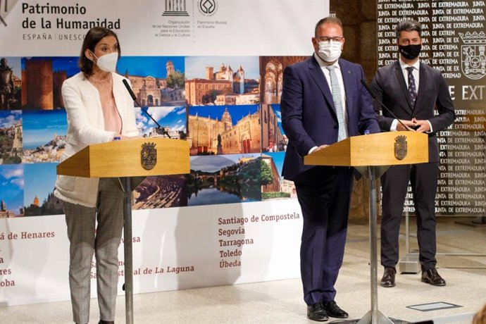 La ministra de Turismo, Reyes Maroto, y el alcalde de Mérida, Antonio Rodríguez Osuna.