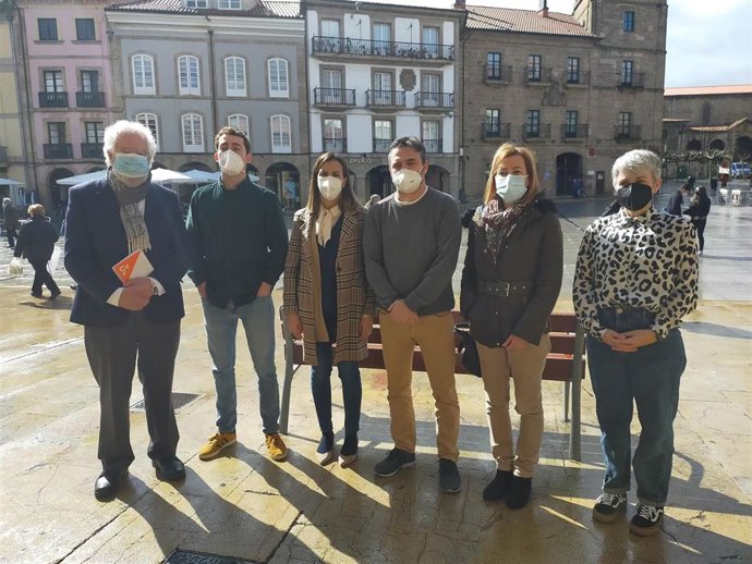 Responsables de Ciudadanos Asturias y Avilés con gerentes de academias de enseñanza en Avilés.