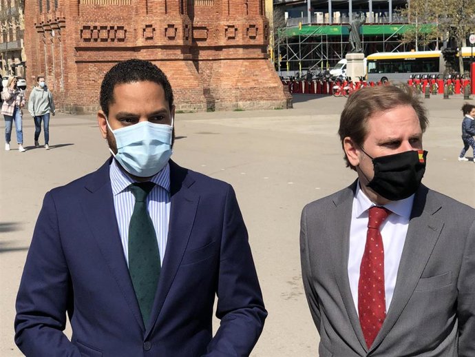 El líder de Vox en Catalunya, Ignacio Garriga, junto con el portavoz de Vox en el Parlament, Joan Garriga, en unas declaraciones a los periodistas en Barcelona el jueves 18 de marzo de 2021.