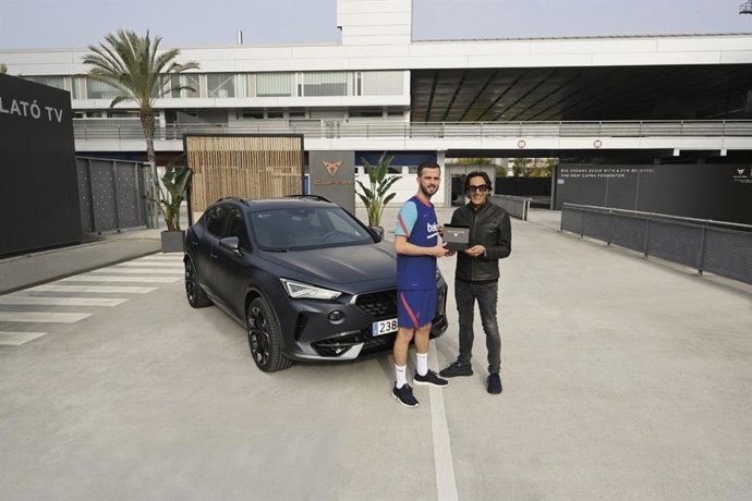 El director de Estrategia, Desarrollo de Negocio y Operaciones de Cupa, Antonino Labate, con el centrocampista del FC Barcelona, Miralem Pjanic, en la entrega de un coche del modelo Cupra a los jugadores del FC Barcelona