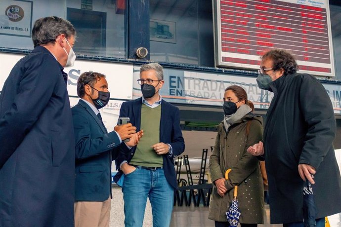 Arcadi España en la Estación de Autobuses de Valncia