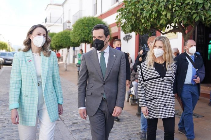 Juanma Moreno con la alcaldesa de Prado del Rey y la delegada de la Junta en Cádiz, Ana Mestre