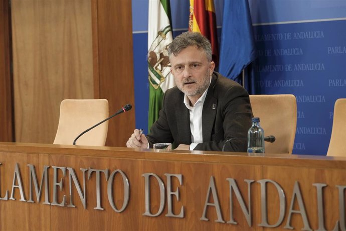 El portavoz parlamentario del PSOE-A, José Fiscal, en rueda de prensa.