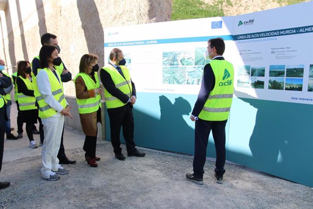 El ministro recibe explicaciones sobre la marcha de las obras del soterramiento en El Puche, Almería