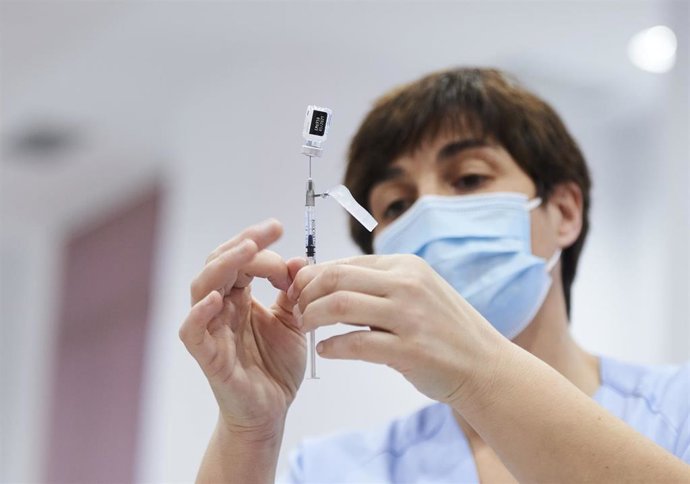 Archivo - Una trabajadora sanitaria sostiene una jeringuilla con la segunda dosis de la vacuna de Pfizer-BioNTech contra la Covid-19 en el Hospital Universitario Marqués de Valdecilla