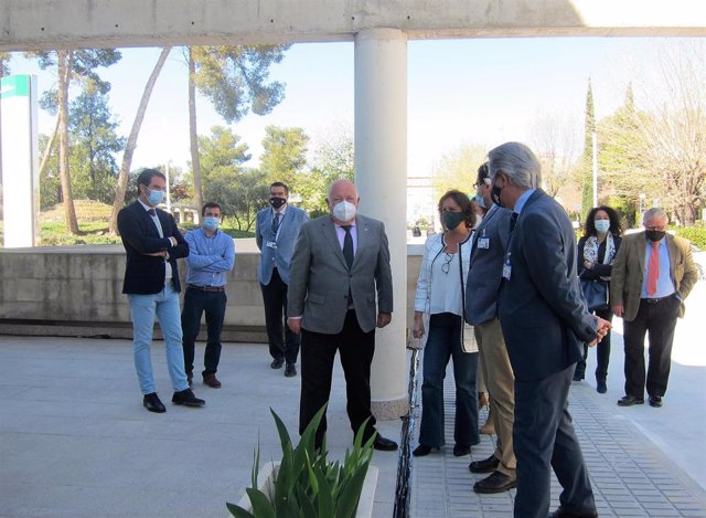 Aguirre (c) a su llegada a las instalaciones del 112 en Jaén.