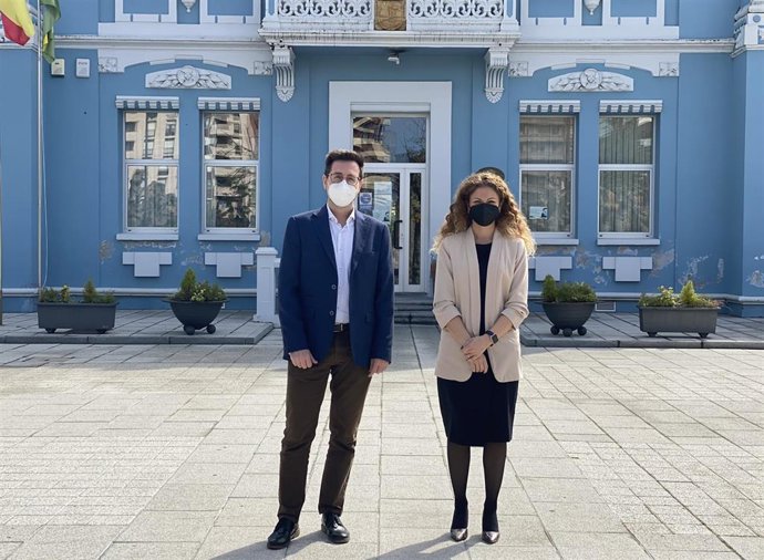 La delegada del Gobierno en Cantabria, Ainoa Quiñones, y el alcalde de Colindres, Javier Incera