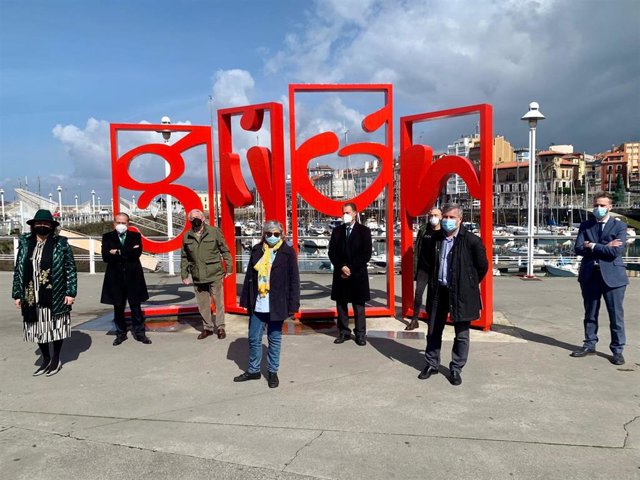 La alcaldesa de Gijón, Ana González, en el décimo aniversario de 'Las Letronas', diseñadas por Juan Jareño y donadas y fabricadas por Femetal