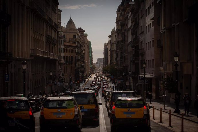 Fila de taxistas que participan en una marcha lenta en Barcelona, Catalunya, (España), a 18 de marzo de 2021. 