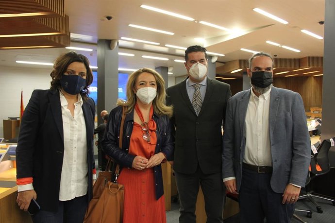 La presidenta del PP de Asturias, Teresa Mallada junto a la presidenta del PP de Siero, Beatriz Polledo y el portavoz municipal del PP en el Ayuntamiento sierense, Hugo Nava, en la sede de la CEOE.