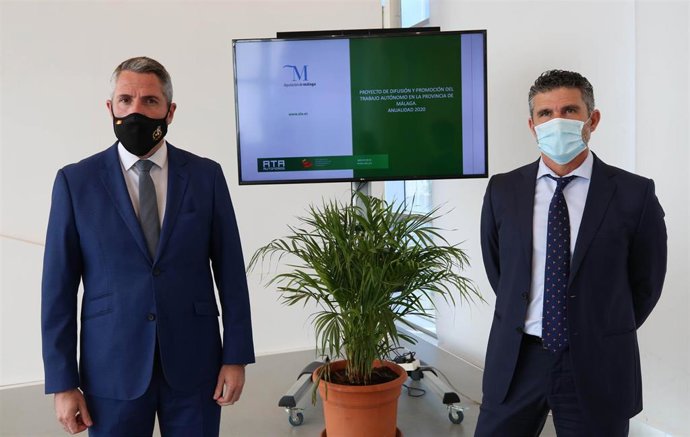 El vicepresidente primero de la Diputación de Málaga y diputado de Empleo y Formación, Juan Carlos Maldonado,  y el secretario general de la Federación Nacional de Trabajadores Autónomos (ATA), José Luis Perea, en rueda de prensa