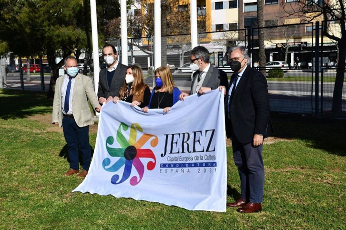 Irene García, la alcaldesa de Jerez y el rector de la UCA con la bandera de la candidatura de Jerez Capital Europea de la Cultura 2031
