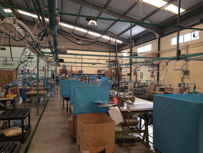 Interior de la empresa Texlencor, en Alozaina, reactivada en la pandemia de la COVID para la fabricación de material sanitario