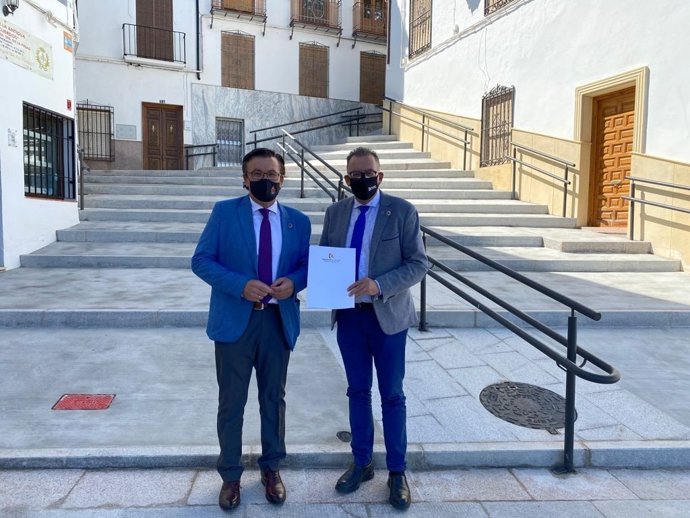 El delegado de Cohesión Territorial de la institución provincial, Juan Díaz (dcha.), en su visita a Iznájar.