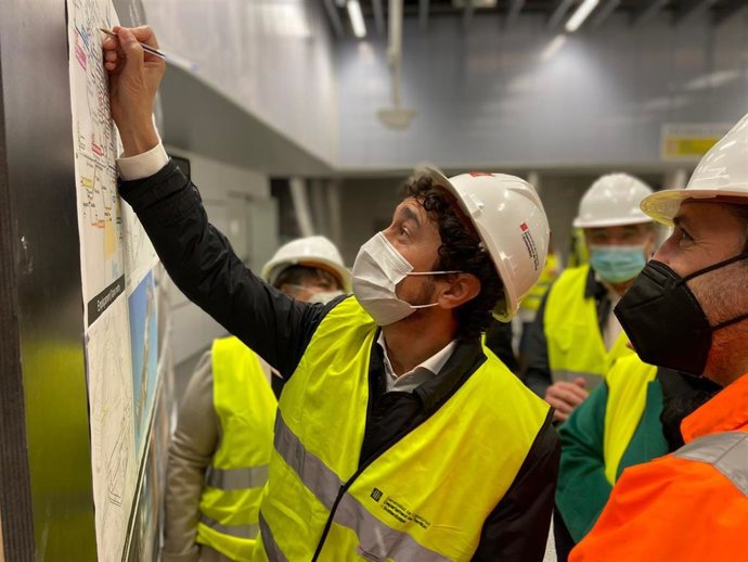 El conseller de Territorio y Sostenibilidad de la Generalitat, Dami Calvet, durante la visita.