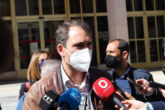 Toni Valero (IU), atiende a los periodistas en Córdoba.