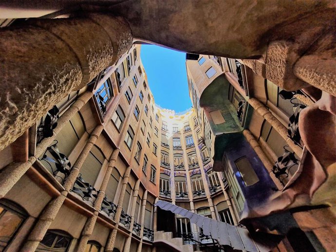 Vista general del Patio de Provena o Patio de las Mariposas, conocido así por su decoración, situado en La Pedrera, en Barcelona.