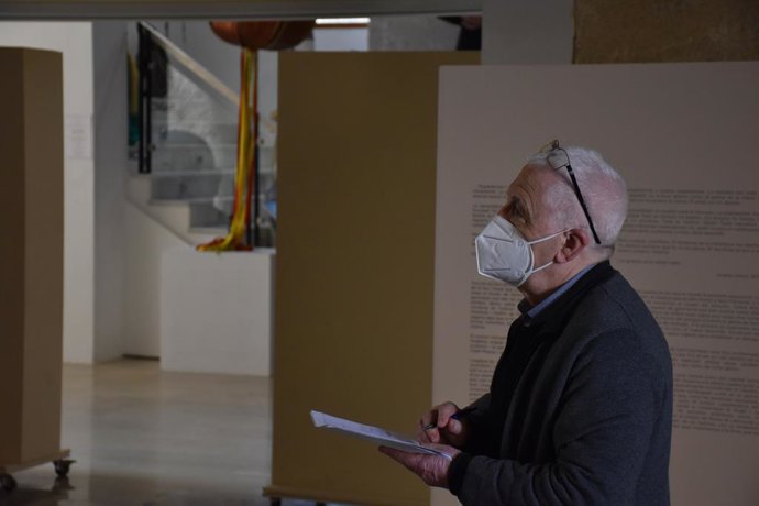 El pintor Rafel Armegol visitando uno de los edificios donde tendrá lugar la exposición 