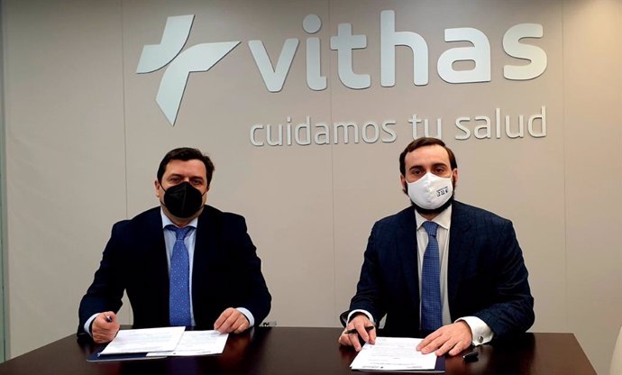 El doctor Pedro Rico, director general de Vithas y presidente de Fundación Vithas; y el doctor Manuel de la Torre, secretario de la Fundación Manuel de la Torre y director de la Unidad de Odontología Equipo de la Torre Vithas Internacional.