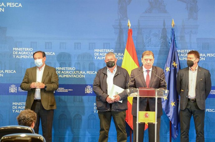 El ministro de Agricultura, Pesca y Alimentación, Luis Planas, se reúne con los representantes de Asaja, Coag y UPA